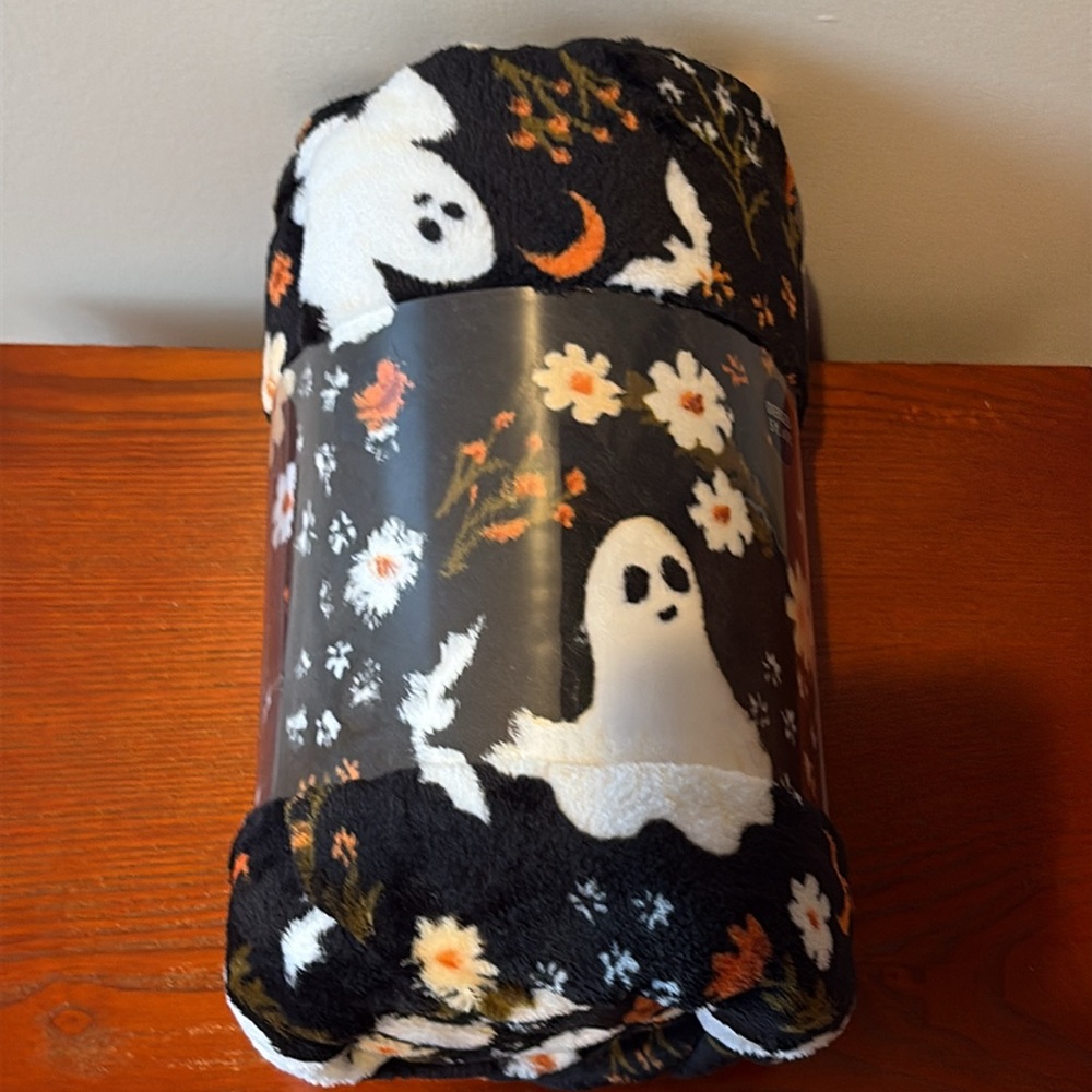 Halloween Ghost Oversized Plush Throw - Picture 8 of 10